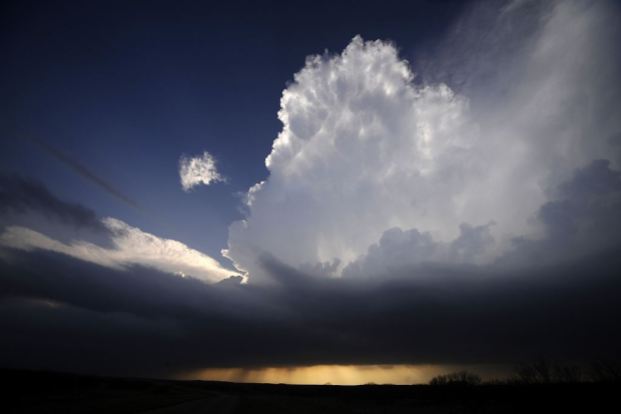 A supercell storm west of Newcastle, Texas tries to build up strength April 9, 2013. Many of the storms in Tornado Alley that were forecast to be severe this week were taken out by a cold front from Canada. Picture taken April 9, 2013. REUTERS/Gene Blevins (UNITED STATES - Tags: ENVIRONMENT)