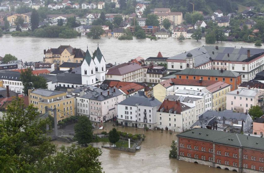 A general overview shows the flooded centre of the Bavarian town of Passau, about 200 km (125 miles) northeast of Munich June 3, 2013. Following heavy rain and thaw, the Inn and Donau rivers are expected to rise to over 11 meters. REUTERS/Michaela Rehle (GERMANY - Tags: DISASTER SOCIETY ENVIRONMENT)