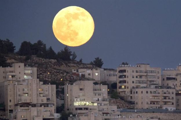 JER03. Har El (Israel), 23/06/2013.- A full moon in the 'Perigee' phase rises over the Jerusalem neighborhood of Har El, 23 June 2013. The moon on 23 June evening will be at its closest distance to Earth, a constellation also known as 'supermoon,' in which the earth's trabant appears between 12 to 14 per cent larger and according to scientific sources also about 30 percent brighter than the normal full moon. EFE/EPA/JIM HOLLANDER
