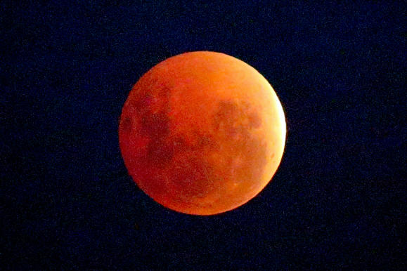 The 'Blood Moon' rises over the water in Wlliamstown on April 15, 2014 in Melbourne, Australia.  (Photo by Scott Barbour/Getty Images)