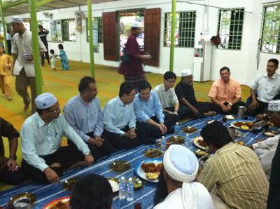 DAP's Lim Guan Eng in the masjid. Photo credit Helen Ang's blog.